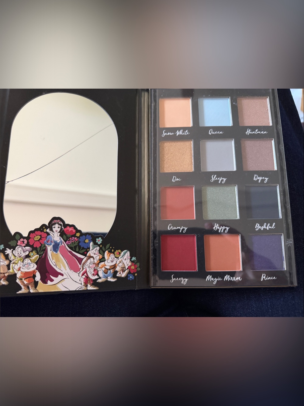 Disney Snow White Eyeshadow Palette - NWOT, cracked mirror - Picture 3 of 4